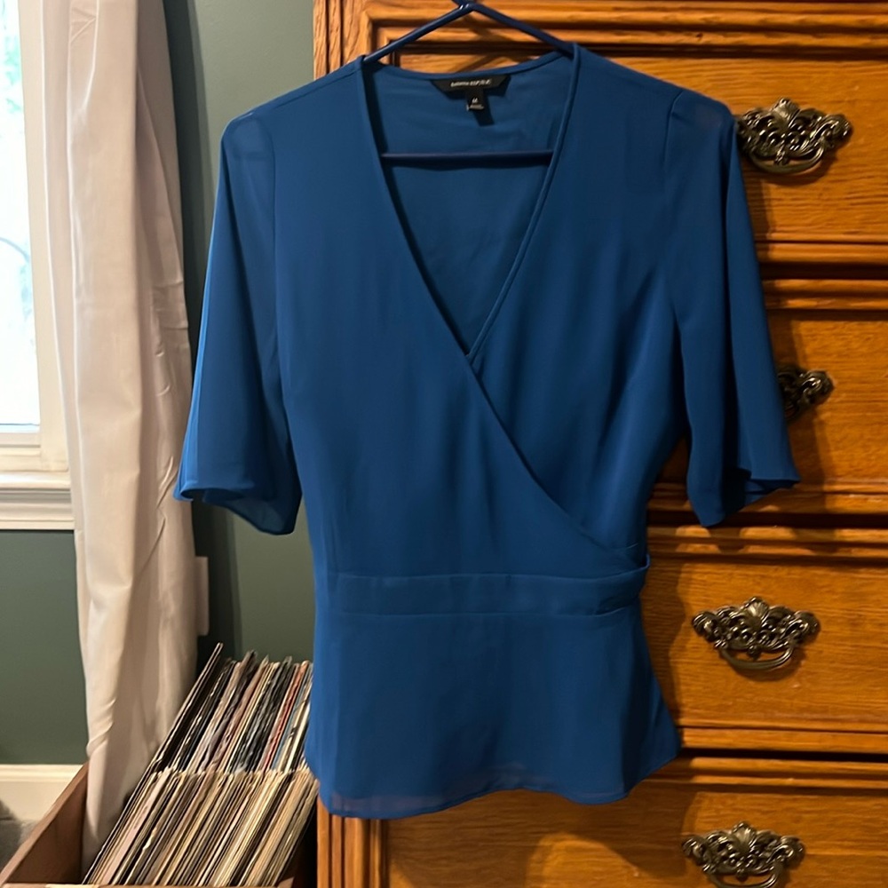 Cute fluttery tie-waist top. Never worn!